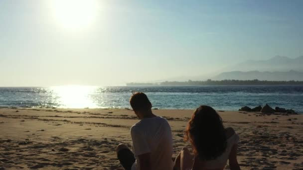 Plaża Tropikalnej Wyspy Romantyczną Parą Odpoczywającą Cieszącą Się Czasem Mężczyzna — Wideo stockowe