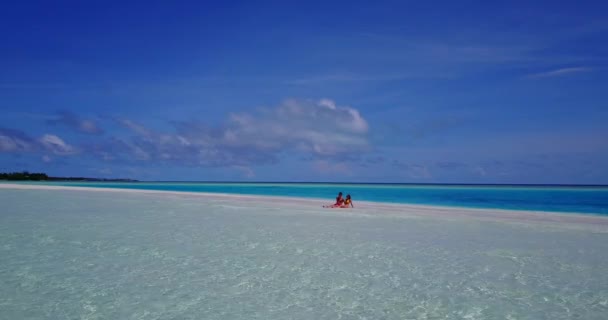 熱帯の砂浜の海岸線で休暇を楽しんで素敵な若いカップル 旅行のコンセプトビデオ — ストック動画