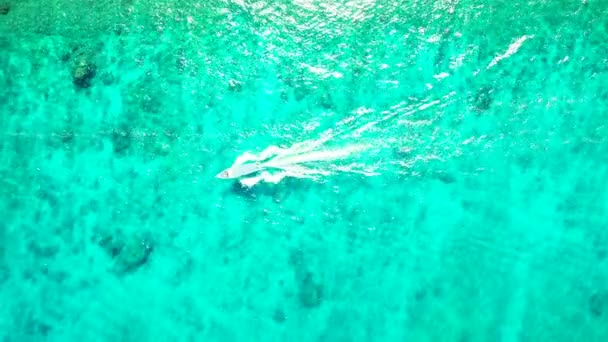 Motorboot Bewegt Sich Transparenten Türkisfarbenen Wasser Landschaft Der Seychellen Ostafrika — Stockvideo