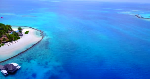 Blick Von Oben Auf Die Insel Mit Felsigen Buhnen Tropische — Stockvideo