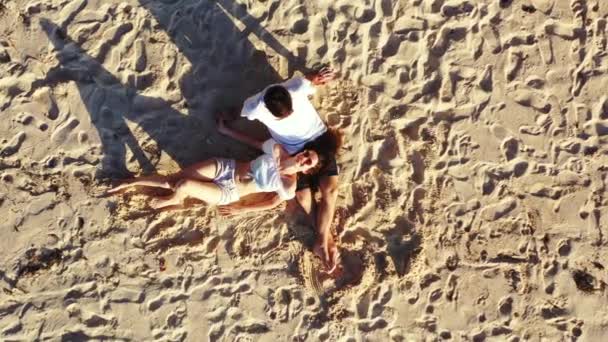 Vídeo Aéreo Del Hombre Relajándose Con Novia Playa Arena Isla — Vídeo de stock