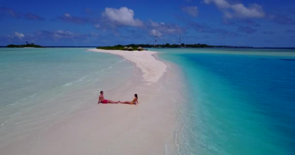 年轻快乐的夫妇在牙买加热带海滩上放松 旅行度假概念 — 图库视频影像