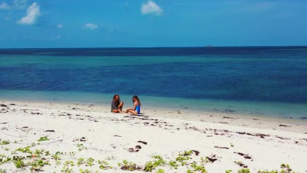 Θέα Δύο Κοριτσιών Που Περνούν Ωραία Στην Αμμώδη Παραλία Κάθονται — Αρχείο Βίντεο