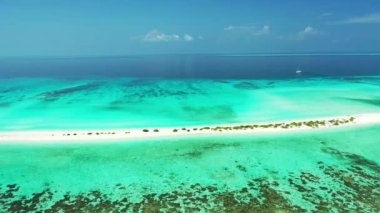 Gündüz vakti sakin bir deniz kenarı. Bali 'nin tropikal doğası.