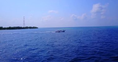 Denizde hareket eden küçük bir yat. Bali 'de yaz tatili.