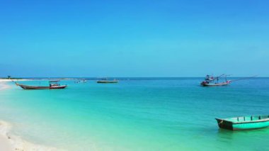 Parlak turkuaz deniz manzaralı arka plan. Barbados, Karayipler 'e tropik gezi.  