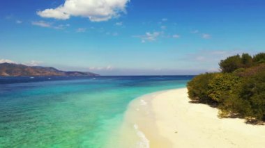 Parlak güneş ışığıyla deniz kıyısında. Tayland, Asya 'nın tropikal doğası