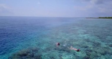 Kristal okyanusta yüzen sevgili ve erkek arkadaş manzarası, yaz seyahati konsepti video klibi 