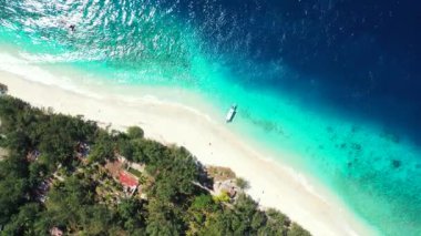 Sıcak, güneşli bir günde manzaralı deniz manzarası. Tayland 'a yaz yolculuğu.