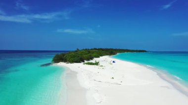 İnsansız hava aracından deniz kenarına. Bora Bora 'daki tropik cennet, Fransız Polinezyası.
