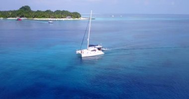 Mavi denizde yelken açan yatlar. Bali, Endonezya 'da egzotik tatil.