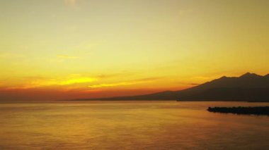 Sahilde romantik bir altın saat. Endonezya, Bali 'de yaz tatili. 