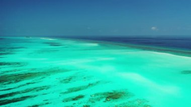 Canlı yeşil deniz manzarası. Endonezya, Bali 'de yaz manzarası.
