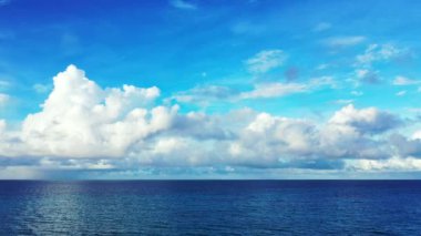 Sakin, güneşli deniz manzarası. Bali 'de Tatil.