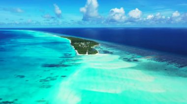 Yeşil adası olan muhteşem bir turkuaz deniz. Okyanusya 'daki Fiji' ye seyahat.