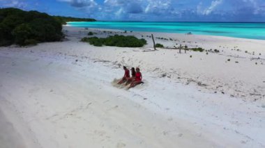 Yaz tatili konsepti, Tayland, Phuket 'te kırmızı bikinili gezgin kadınlar..