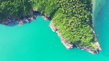 Yeşil adanın kıyısındaki kayaların en üst görüntüsü. Jamaika, Karayipler 'in tropik doğa manzarası.
