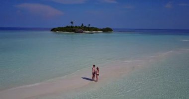Deniz kıyısında birbirine aşık genç bir adam ve kadın. Tropik bir tatil köyünde dinlenen güzel bir çift.    