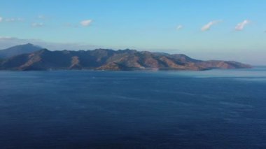 Dağın arka planında deniz manzarası. Endonezya, Bali 'de tatil sezonu.