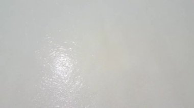 Şeffaf dalgalı beyaz kum. Maldivler 'in yaz manzarası. 