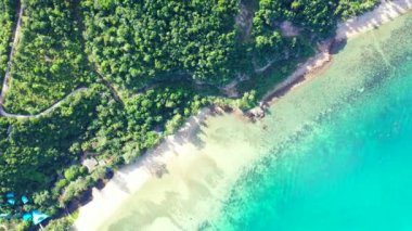 Yumuşak güneşli deniz manzarası. Bora Bora 'daki tropik cennet, Fransız Polinezyası.