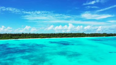 Güzel sakin bir turkuaz deniz manzarası. Bora Bora 'ya egzotik seyahat, Fransız Polinezyası.