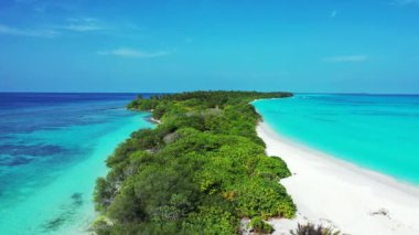 Turkuaz deniz kenarı insansız hava aracı manzaralı yeşil ada. Filipinler, Asya 'ya Seyahat.