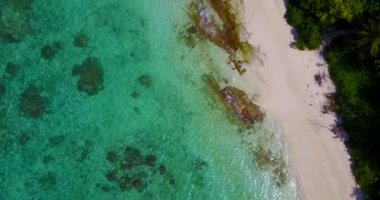 Filipinler, Asya 'daki Boracay egzotik adasında beyaz plajlı kristal berrak turkuaz su 