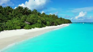 Tropik adanın deniz kıyısında turkuaz suyu olan beyaz kum. Phuket, Tayland Tatili. 