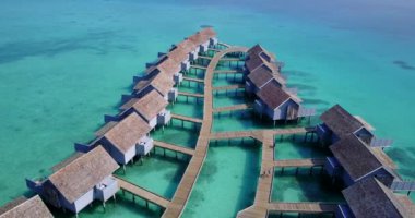 Yeşil ada boyunca rahat bungalovlar. Bali 'nin tropikal doğası.
