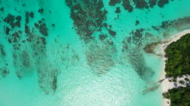 Sakin turkuaz deniz kenarı. Endonezya, Bali 'de yaz tatili.  