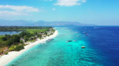 Tropikal adanın güzel kristal denizli hava görüntüleri. 