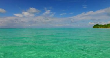 Sabah yeşil dalgalı deniz. Jamaika, Karayipler 'in Doğa Sahnesi.