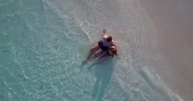 Tropik sahilde mutlu romantik bir çift