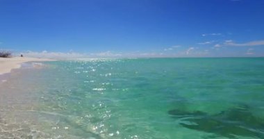 Gökyüzü kopyalanmış sakin kıyı şeridi. Endonezya 'nın Bali Doğası.