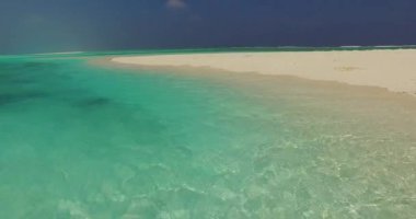 Sığ sularda kıyı şeridi. Antigua 'ya yaz yolculuğu.