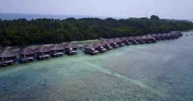 Lüks bungalovları olan tropik bir ada. Dominik Cumhuriyeti, Karayipler 'in şaşırtıcı doğası.