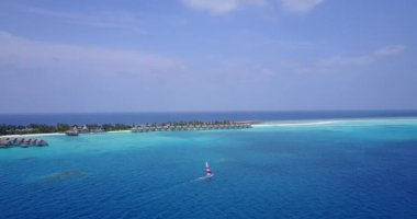 Ada boyunca bungalovları olan bir yazlık. Hawaii, ABD 'nin egzotik manzarası.