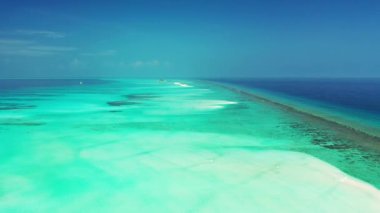 Kıyıda sığ deniz suyu. Koh Samui huzurlu sahne, Tayland.