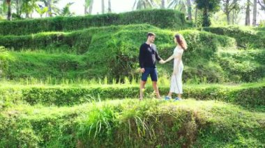 Asya tropik adasında yeşil alandaki çift, romantik konsept, seyahat konsepti 
