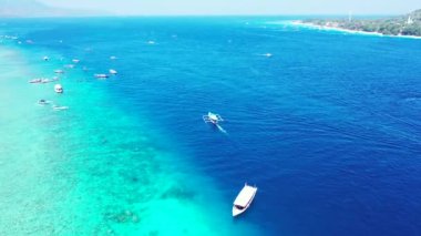 Denizde sürüklenen beyaz tekneler. Bali 'ye egzotik yolculuk.