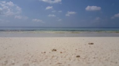 Sakin kıyı şeridi manzarası. Antigua 'ya yaz yolculuğu.