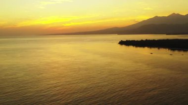 Okyanus kenarında günbatımı. Hawaii, ABD 'nin egzotik manzarası.