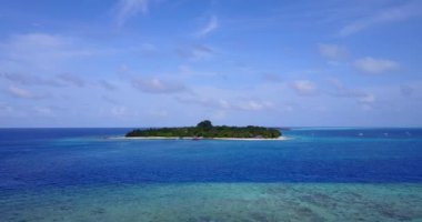 Sıcak havada canlı turkuaz deniz kenarı. Bali 'nin Idyllic doğası.