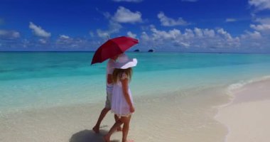 Tropik sahilde romantik bir çift.