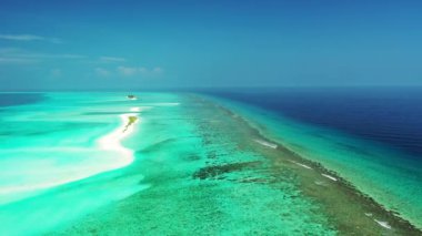 Adanın etrafındaki canlı turkuaz deniz. Endonezya, Bali 'de tropikal tatilin tadını çıkarıyorum..