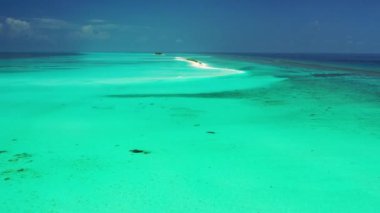 Temiz turkuaz su ve beyaz kumla bakir kumsalın göz kamaştırıcı manzarası. Fiji, Okyanusya 'nın doğal manzarası.
