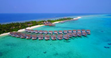 Adadaki sıcak bungalovlar. Tayland, Asya 'da yaz tatili. 