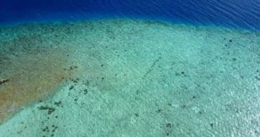 Küçük dalgalarla deniz yüzeyini sakinleştir. Barbados, Karayiplere Seyahat.