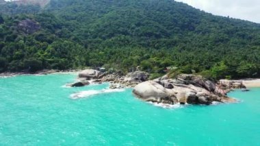 Yeşil dağları olan kayalık bir ada kıyısı. Avustralya, Okyanus Manzarası. 